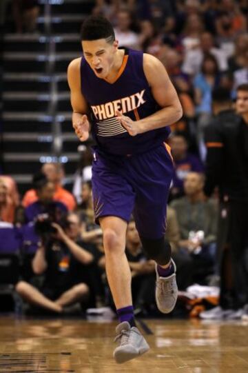 Devin Booker (Phoenix Suns): una bestia. No se puede calificar de otra forma al escolta-alero de la franquicia de Arizona. Con cada partido que pasa, se hace más grande y ya nadie pone en cuestión que es el jugador franquicia de los Suns. Su media anotadora habla por sí mismas: 21,1 puntos. Encadenó 16 encuentros consecutivos con 20 o más tantos.