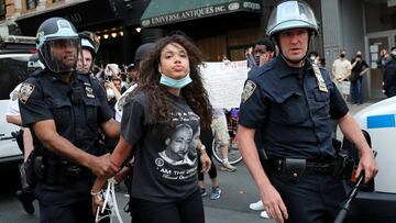 FILE PHOTO: Police officers detain a demonstrator during a protest against the death in Minneapolis police custody of George Floyd, in the Manhattan borough of New York City, U.S., June 2, 2020. REUTERS/Jeenah Moon/File Photo