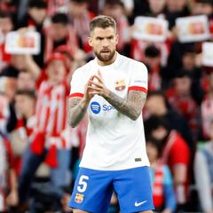 Why could Barcelona be forced to sell defender Iñigo Martínez only a year after signing him?