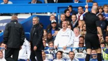 Mourinho parece sacar la lengua cuando el &aacute;rbitro, Anthony Taylor, le expuls&oacute;. Acab&oacute; viendo el partido entre el p&uacute;blico.