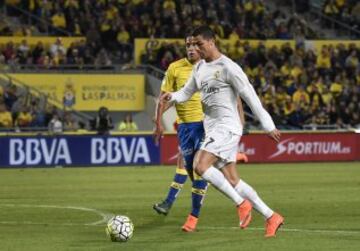 Real Madrid's Portuguese forward Cristiano Ronaldo (R) vies Las Palmas' Mauricio Lemosduring the Spanish league football match UD Las Palmas vs Real Madrid CF at the Gran Canaria stadium in Las Palmas de Gran Canaria on March 13, 2016.