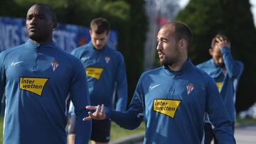 Unai Medina, que se enfrenta a su ex equipo, dialoga con Babin, que es la única baja sportinguista.