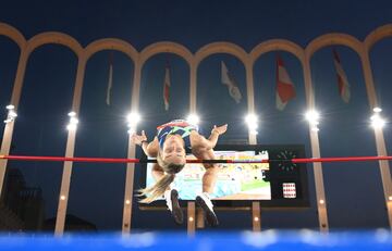 Yuliya Levchenko de Ucrania en acción durante el grupo de salto de altura femenino