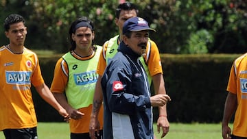 Colombian national football team coach Jorge Luis Pinto (2nd R) gives instructions to his players during a training session on September 5, 2008 in Rionegro, Antioquia department, Colombia. Colombia will face Uruguay on September 6 in a South American qualifier for the FIFA World Cup South Africa-2010. AFP PHOTO/Raul Arboleda (Photo credit should read RAUL ARBOLEDA/AFP via Getty Images)