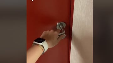 Rony Michelle abriendo la puerta de su casa en Suiza