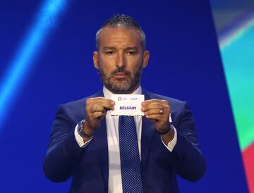 Gianluca Zambrotta con la papeleta de Bélgica.