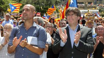 GRA112. BARCELONA, 11/06/2017.- El presidente de la Generalitat, Carles Puigdemont (d), y el exentrenador del FC Barcelona Pep Guardiola aplauden al finallizar un acto con el lema &quot;Refer&eacute;ndum es democracia&quot; convocado por la ANC, &Oacute;mnium y la AMI, en el que el mundo soberanista se ha dado hoy cita en Montju&iuml;c, dos d&iacute;as despu&eacute;s del anuncio de la fecha y la pregunta de la consulta. EFE/Toni Albir