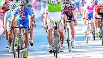 <b>TRIPLETE ALEMÁN. </b>André Greipel celebra su tercera victoria en esta Vuelta a España.
