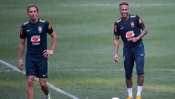 Neymar, junto a Filipe Luis, en un entrenamiento con Brasil.
