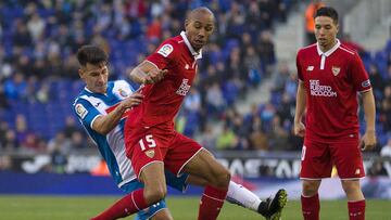 N´Zonzi pelea un balón contra Hernán Pérez.