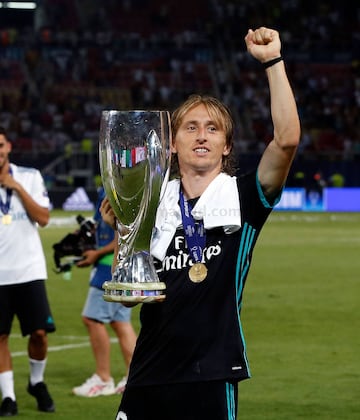 Por 迆ltimo, la final del 2017 ante el Manchester United, donde el Real Madrid se proclam車 campe車n tras vencer por 2-1 al equipo ingl谷s. El encuentro se disput車 el 8 de agosto de 2017 en el Filip II Arena, estadio multiusos de Skopie, capital y mayor ciudad de Macedonia del Norte. El conjunto de Zinedine Zidane consigui車 su cuarta Supercopa de Europa ante el Manchester United de Jos谷 Mourinho. Los tantos de Casemiro e Isco sirvieron para dar el triunfo a los madridistas, a pesar de que Lukaku recort車 distancias y el Real Madrid sufriera en los minutos finales. Es importante se?alar que, de las 迆ltimas 9 Supercopas de Europa, 8 las ganaron equipos espa?oles, entre ellos, el Real Madrid. El jugador del Real Madrid, Isco Alarc車n fue elegido el MVP del partido.