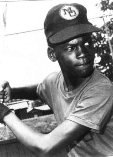 Un peque?o Michael Jordan que ya muestra inter¨¦s por el b¨¦isbol, deporte que practic¨® brevemente de manera profesional en 1994.