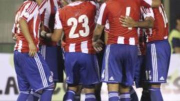 Los jugadores de Paraguay celebran uno de los goles que marcaron ante Bolivia.
