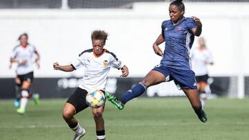 La delantera del Valencia CF, Zenatha Goeieman (i), disputa el bal&oacute;n con la defensora brasile&ntilde;a del CD Tac&oacute;n, Daiane Limeira (d), durante el partido correspondiente a la 5&ordf; jornada de Liga Iberdrola, disputada en la Ciudad Deport