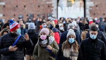 People wear face masks amid the coronavirus disease (COVID-19) pandemic in Milan, Italy, November 28, 2021. REUTERS/Flavio Lo Scalzo