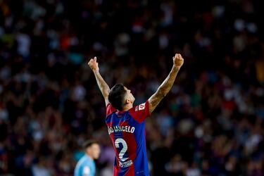 Cancelo celebrando su gol, que le da la victoria al Barcelona.
