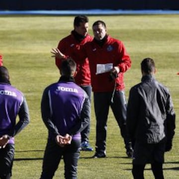 ¿ÚLTIMAS ÓRDENES?. Contra da órdenes a sus jugadores durante el entrenamiento de ayer.