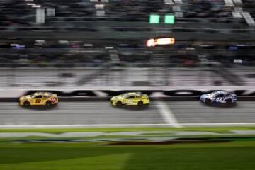 Kyle Busch (18), Matt Kenseth (20) y Jimmie Johnson (48).