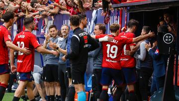 PAMPLONA, 25/05/2024.- El delantero del Osasuna Budimir celebra su gol con Iagoba Arrasate y los compañeros del banquillo, durante el partido de la última jornada de LaLiga entre el Osasuna y Villarreal, este sábado en el estadio de El Sadar en Pamplona.-. EFE/Villar López
