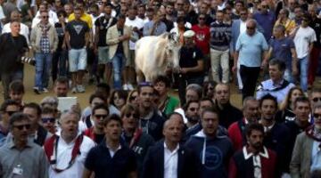 En Siena, desde mediados del siglo XVII, se celebra esta carrera de caballos a pelo con la intención de ganar el Palio, una bandera de seda que representa la Virgen con el Niño.