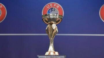 Trofeo de la UEFA.