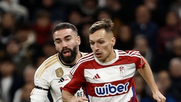 MADRID, 02/12/2023.- El delantero del Granada Bryan Zaragoza (d) controla el balón ante el defensa del Real Madrid Dani Carvajal, durante el partido de LaLiga entre el Real Madrid y el Granada, este sábado en el estadio Santiago Bernabéu de Madrid. EFE/ Sergio Pérez