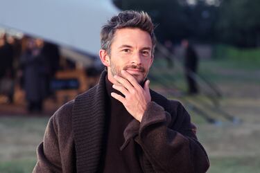 Jonathan Bailey es un actor inglés aclamado por su versatilidad en televisión, cine y teatro. Hizo su debut profesional con la Royal Shakespeare Company a los siete años y tiene una larga trayectoria teatral, incluyendo producciones de Shakespeare como Otelo y Ricardo II. Es un actor abiertamente gay y fundó The Shameless Fund, una iniciativa que apoya a organizaciones LGBTQ+.