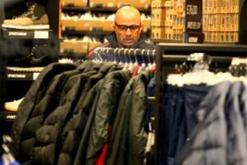 De compras en una de las primeras giras al mando de la Roja.