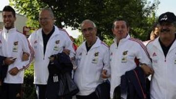 <b>UNIDOS. </b>Capel y Dídac pasean con el doctor, el delegado y los fisioterapeutas. En la derecha, los encargados de material, el de vídeo, el de la web y el cocinero Arbizu.