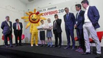 Miguel Cardenal, Joan Sitges, Javier Guill&eacute;n, Jos&eacute; Luis de Santos y Carlos Sastre entregaron el premio al Colegio Santa Gema en presencia de la mascota Solete.