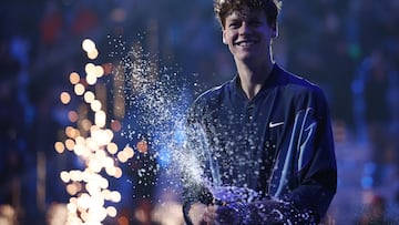 Jannik Sinner descorcha un vino espumoso para celebrar su título de campeón de las ATP Finals.