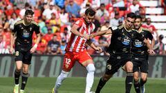 ALMERÍA, 29/10/2022.- El centrocampista brasileño del Almería Leo Baptistao con el balón ante el centrocampista del Celta de Vigo Gabriel Veiga (d) durante el partido de la 12ª jornada de LaLiga disputado este sábado en el Power Horse Stadium de Almería. EFE/Carlos Barba
