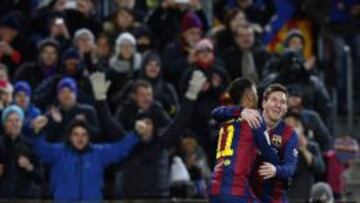 Messi y Neymar se abrazan tras el 3-2.