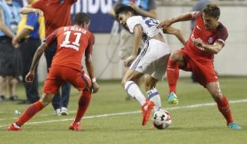 Di María (left) and Benjamin Stambouli (right) work to dispossess Enzo Zidane.