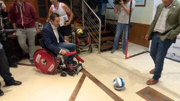 Roncero se atreve con el fútbol en silla de ruedas con Paco Buyo en la portería