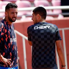 “Hay equipo”: Isla sorprende a todos y posa con camiseta de club chileno