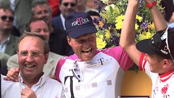 El exciclista belga posa junto a Bjarne Riijs tras la conquista de Jan Ullrich de la general del Tour de Francia de 1997.