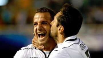 Jonas y Gago ponen en hora el reloj del Valencia en Champions