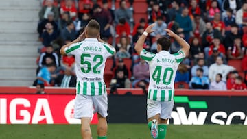 PALMA DE MALLORCA, 25/01/2025.-Los jugadores del Betis celebran su victoria contra el RCD Mallorca, tras el partido de LaLiga de la jornada 21 disputado este sábado en el estadio de Son Moix, en Palma de Mallorca. EFE/Cati Cladera