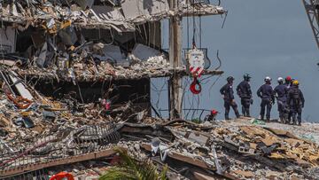 Los equipos de búsqueda y rescate buscan posibles sobrevivientes en el edificio de condominios Champlain Towers South de 12 pisos parcialmente derrumbado el 27 de junio de 2021 en Surfside, Florida.