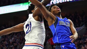 Dennis Smith Jr. lanza sobre la defensa Joel Embiid.