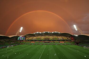 El partido de la A-League Men (Liga Australiana de Fútbol Masculino) entre Melbourne City y Newcastle Jets (0-1)
se vio interrumpido durante un tiempo como consecuencia de la lluvia con fuerte aparato eléctrico que azotó sobre el
AAMI Park de Melbourne (Australia). El lado amable tras la tormenta fue este bello arcoíris que se formó sobre el estadio.