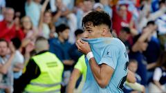 Gabriel Veiga, jugador del Celta de Vigo, se besa el escudo celebrando un gol.