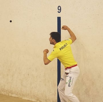 Xavier Puchol, con la camiseta del Villarreal, durante una partida.