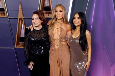 Gloria Estefan, Jennifer Lopez y Becky G posa en la alfombra roja de los American Music Awards 2025 celebrados en Las Vegas.