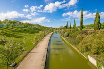 Se encuentra al lado del aeropuerto Adolfo Surez-Madrid Barajas y la Feria de Madridd (IFEMA). Destaca por sus numerosas zonas verdes y su gran conjunto de esculturas abstractas. Posee adems un lago, un jardn japons y un laberinto. Adems, tambin es otro de los lugares perfectos para disfrutar del deporte al aire libre y sin agobios.