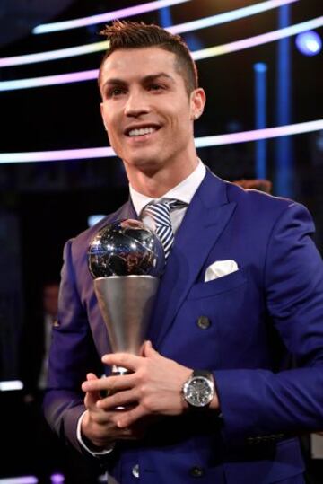 Cristiano Ronaldo con el premio The Best de la FIFA al mejor jugador de 2016.