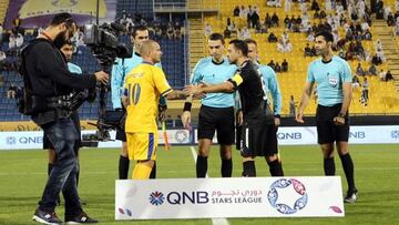 Sneijder y Xavi se saludaron antes del encuentro entre el Al Gharrafa y el Al Sadd
