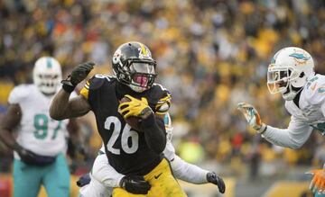 Pittsburgh Steelers player LeVeon Bell breaks a few tackles from the Miami Dolphins defense