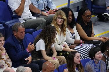 Laura Dern durante la final del US Open entre Coco Gauff  y Aryna Sabalenka en el USTA Billie Jean King National Tennis Center.
